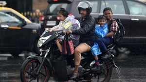 ಬೈಕ್ ಸವಾರರೇ ಗಮನಿಸಿ - ಕಡ್ಡಾಯವಾಗಲಿದೆ ಈ ಹೊಸ ನಿಯಮ..!