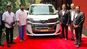 ಟೊಯೊಟೊ ವೆಲ್‌ಫೈರ್ ಮೊದಲ ಯುನಿಟ್ ಖರೀದಿಸಿದ ಮಲಯಾಳಂ ನಟ
