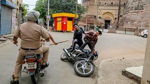 ಲಾಕ್ ಡೌನ್ ಪಾಲಿಸದವರ ಮೇಲೆ ಬಿತ್ತು ದಂಡ, ದಾಖಲಾಯ್ತು ಎಫ್ಐಆರ್