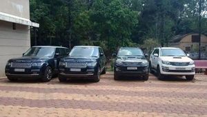 ಲಾಕ್‌ಡೌನ್ ಉಲ್ಲಂಘನೆ: ಐಷಾರಾಮಿ ಕಾರುಗಳನ್ನು ವಶಪಡಿಸಿಕೊಂಡ ಪೊಲೀಸರು