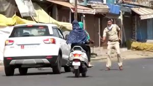 ಲಾಕ್‌ಡೌನ್ ವೇಳೆ ತಪ್ಪಿಸಿಕೊಳ್ಳಲು ಯತ್ನಿಸಿ ಕೊನೆಗೂ ತಗ್ಲಾಕಿಕೊಂಡ ಯುವತಿಯರು..!