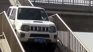 ಪಾದಚಾರಿ ಮೇಲ್ಸೇತುವೆ ಮೇಲೆ ದುಸ್ಸಾಹಸಕ್ಕೆ ಕೈಹಾಕಿದ ಚಾಲಕ