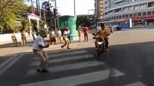 ಲಾಠಿ ಬಿಟ್ಟು ಹೊಸ ಪ್ರಯತ್ನಕ್ಕೆ ಕೈಹಾಕಿದ ಬೆಂಗಳೂರು ಪೊಲೀಸರು..!