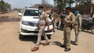 ಶಾಸಕರ ಸ್ಟಿಕ್ಕರ್ ಹೊಂದಿದ್ದ ಕಾರಿಗೆ ದಂಡ ವಿಧಿಸಿದ ಪೊಲೀಸರು..!