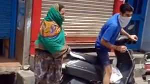 ಲಾಕ್‌ಡೌನ್ ಉಲ್ಲಂಘನೆ: ತಾಯಿ, ಮಗನ ಮೇಲೆ ವಿನೂತನ ಕ್ರಮ ಕೈಗೊಂಡ ಪೊಲೀಸರು..!