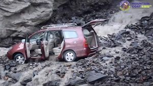 ಕಲ್ಲು ಬಂಡೆಗಳ ನಡುವೆ ಸಿಲುಕಿದ್ದ ಟೊಯೊಟಾ ಇನೋವಾ ಕಾರ್ ಅನ್ನು ಹೊರಕ್ಕೆಳೆದ ಮಹೀಂದ್ರಾ ಬೊಲೆರೊ