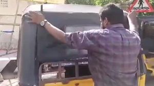 ಲಾಕ್‌ಡೌನ್ ಎಫೆಕ್ಟ್: ಆಟೋ ರಿಕ್ಷಾವನ್ನೆ ದಿನಸಿ ಅಂಗಡಿಯಾಗಿ ಬದಲಿಸಿದ ಆಟೋ ಡ್ರೈವರ್