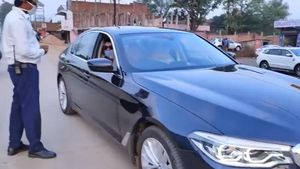 ದಂಡದ ಮೊತ್ತವನ್ನು ಕಡಿಮೆ ಮಾಡುವಂತೆ ಗೋಗರೆದ ದುಬಾರಿ ಕಾರು ಮಾಲೀಕ