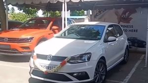 ಹೊಸ ಪೊಲೊ ಕಾರು ವಿತರಣೆ ಮಾಡಿದ ಎರಡೇ ನಿಮಿಷದಲ್ಲಿ ನಡೆಯಿತು ಅಪಘಾತ..!