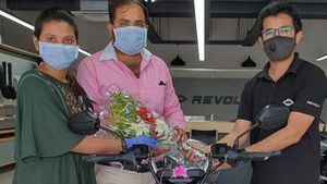 ಎಲೆಕ್ಟ್ರಿಕ್ ಬೈಕುಗಳ ವಿತರಣೆ ಆರಂಭಿಸಿದ ರಿವೋಲ್ಟ್