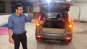 ಆಟೋಮ್ಯಾಟಿಕ್ ಡೋರಿನೊಂದಿಗೆ ಮಾಡಿಫೈಗೊಂಡ ಮಾರುತಿ ಸುಜುಕಿ ಎರ್ಟಿಗಾ