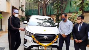 ಇನೋವಾ ಕ್ರಿಸ್ಟಾ ಫೇಸ್‌ಲಿಫ್ಟ್ ಕಾರಿನ ಮೊದಲ ಯುನಿಟ್ ವಿತರಣೆ ಪಡೆದುಕೊಂಡ ಬಿಗ್ ಬಿ