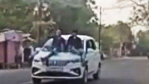 ಚಲಿಸುತ್ತಿರುವ ಕಾರಿನ ಮೇಲೆ ಕುಳಿತು ಸೆಲ್ಫಿ ತೆಗೆದು ಭಾರೀ ಪ್ರಮಾಣದ ದಂಡ ತೆತ್ತ ಯುವಕರು