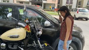 ಪತ್ನಿಗೆ ನೆಚ್ಚಿನ ರಾಯಲ್ ಎನ್‍ಫೀಲ್ಡ್ ಬೈಕನ್ನು ಸರ್ಪ್ರೈಸ್ ಗಿಫ್ಟ್ ಆಗಿ ನೀಡಿದ ಪತಿ