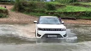 ವೇಗವಾಗಿ ಹರಿಯುತ್ತಿರುವ ನದಿ ನೀರಿನಲ್ಲಿ ಸರಾಗವಾಗಿ ಹೊರ ಬಂದ ಮಹೀಂದ್ರಾ ಎಕ್ಸ್‌ಯುವಿ300