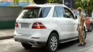 ಲಾಕ್‌ಡೌನ್ ಉಲ್ಲಂಘಿಸಿ ತಿರುಗುತ್ತಿದ್ದ ಮರ್ಸಿಡಿಸ್ ಕಾರುಗಳನ್ನು ಸೀಜ್ ಮಾಡಿದ ಬೆಂಗಳೂರು ಪೊಲೀಸರು!