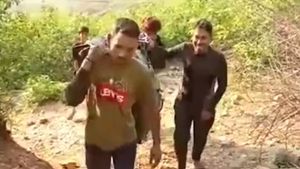 ಹೆಗಲ ಮೇಲೆ 8 ಕಿ.ಮೀ ಸ್ಕೂಟರ್ ಹೊತ್ತೊಯ್ದು ಪ್ರತಿಭಟಿಸಿದ ಯುವಕರು
