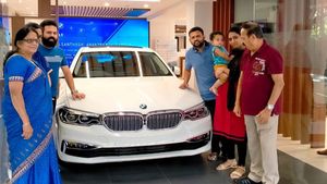 ಐಷಾರಾಮಿ BMW 5 Series ಕಾರನ್ನು ಖರೀದಿಸಿದ 'ರಾಜಕುಮಾರ' ನಿರ್ದೇಶಕ ಸಂತೋಷ್ ಆನಂದ್ ರಾಮ್