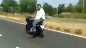 ಬೈಕ್ ಸ್ಟಂಟ್ ವೀಡಿಯೊ ಶೇರ್ ಮಾಡಿದ ಆನಂದ್ ಮಹೀಂದ್ರಾ