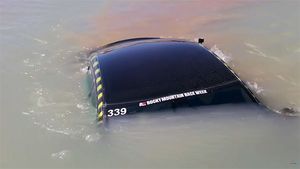 ಎಲೆಕ್ಟ್ರಿಕ್ ಕಾರ್ ಅನ್ನು ನೀರಿನೊಳಗೆ ಇಳಿಸಿ ಪರೀಕ್ಷಿಸಿದ ಯೂಟ್ಯೂಬರ್