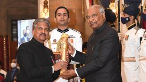 ದೇಶದ ಮೂರನೇ ಅತ್ಯುನ್ನತ ಪ್ರಶಸ್ತಿ ಸ್ವೀಕರಿಸಿದ ಉದ್ಯಮಿ ಆನಂದ್ ಮಹೀಂದ್ರಾ