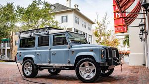 ಟೆಸ್ಲಾ ಎಲೆಕ್ಟ್ರಿಕ್ ಪವರ್‌ಟ್ರೇನ್‌ನೊಂದಿಗೆ ರಿಸ್ಟೋರ್ ಆಗಿ ಮಿಂಚುತ್ತಿದೆ ಹಳೆಯ ಲ್ಯಾಂಡ್ ರೋವರ್ ಎಸ್‌ಯುವಿಗಳು