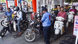 15ಲೀ. ಸಾಮರ್ಥ್ಯದ ಬೈಕ್‌ಗೆ 18ಲೀ. ಪೆಟ್ರೋಲ್ ತುಂಬಿದ ಸಿಬ್ಬಂದಿ: ತನಿಖೆಯಿಂದ ಬಯಲಾಯ್ತು ಅಸಲಿಯತ್ತು