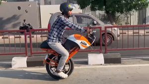 ಮನೆಯಲ್ಲೇ ಸಿಂಗಲ್ ವ್ಹೀಲ್ ಸೆಲ್ಫ್ ಬ್ಯಾಲೆನ್ಸಿಂಗ್ ಕೆಟಿಎಂ ಬೈಕ್ ತಯಾರಿಸಿದ ಯುವಕರು 