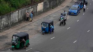 ಶ್ರೀಲಂಕಾದಲ್ಲಿ ಪೆಟ್ರೋಲ್ ಖಾಲಿ: ಜನ ಜೀವನ ಅಸ್ತವ್ಯಸ್ತ, ಇಂಧನವಿಲ್ಲದೇ ಸಂಚಾರ ಸ್ಥಗಿತ  