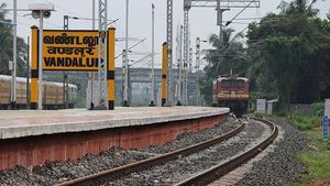 ರೈಲ್ವೇ ನಿಲ್ದಾಣಗಳಲ್ಲಿ ಹಳದಿ ಬೋರ್ಡ್‌ಗಳನ್ನೇ ಬಳಸುವ ಹಿಂದಿನ ಕುತೂಹಲಕಾರಿ ಮಾಹಿತಿ ಇಲ್ಲಿದೆ...  