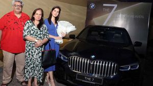 ಮದರ್ಸ್ ಡೇ ಅಂಗವಾಗಿ ತಾಯಿಗೆ ದುಬಾರಿ ಉಡುಗೊರೆ ನೀಡಿದ ನಟಿ 'ರಾಶಿ ಖನ್ನಾ'