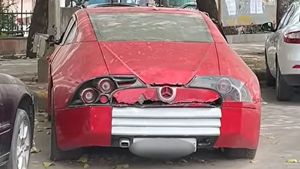 ರಸ್ತೆ ಬದಿ ಅನಾಥವಾಗಿ ಬಿದ್ದಿದೆ ಡಿಸಿ ಡಿಸೈನ್‌ನಿಂದ ಮಾಡಿಫೈಗೊಂಡ ಐಷಾರಾಮಿ ಕಾರು