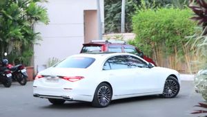 ತಮ್ಮ ಹೊಸ ಐಷಾರಾಮಿ ಮರ್ಸಿಡಿಸ್ ಬೆಂಝ್ ಕಾರಿನಲ್ಲಿ ಕಾಣಿಸಿಕೊಂಡ ಶಾರುಖ್ ಖಾನ್