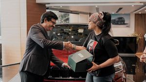 ಪತಿಯ ಹುಟ್ಟುಹಬ್ಬಕ್ಕೆ ದುಬಾರಿ ಬೆಲೆಯ ಕಾರು ಗಿಫ್ಟ್ ನೀಡಿದ ಜನಪ್ರಿಯ ನಟಿ