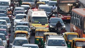 ಆಂಬುಲೆನ್ಸ್‌ಗೆ ದಾರಿ ಕೊಡದೆ ನಿರ್ಲಕ್ಷ್ಯ ತೋರುವವರಿಗೆ ರೂ.10,000 ದಂಡ 