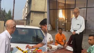 25 ವರ್ಷ ಶ್ರಮಿಸಿ 85ನೇ ವಯಸ್ಸಿನಲ್ಲಿ ಕಾರು ಖರೀದಿಸಿದ ವೃದ್ಧನ ಯಶಸ್ಸಿಗೆ ಪ್ರಶಂಸೆಗಳ ಮಹಾಪೂರ     