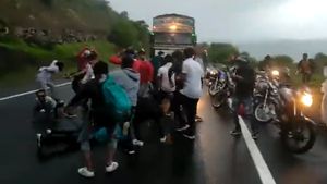 ದಾರಿ ಬಿಡ್ರಪ್ಪ ಎಂದು ಹಾರ್ನ್ ಮಾಡಿದ ಟ್ರಕ್ ಮುಂದೆ ನಾಗಿನ್ ಸ್ಟೆಪ್ಸ್ ಹಾಕಿದ ಬೈಕ್ ಸವಾರರು 