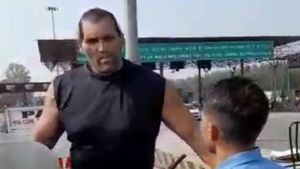 ಟೋಲ್ ಪ್ಲಾಜಾ ಸಿಬ್ಬಂದಿಗೆ ಹೊಡೆದ ಆರೋಪ: ಗ್ರೇಟ್ ಖಲಿಯ ಜಗಳದ ವಿಡಿಯೋ ವೈರಲ್  