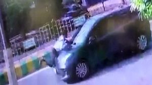 ಸೈಕ್ಲಿಸ್ಟ್‌ಗೆ ಡಿಕ್ಕಿ, ತಡೆಯಲು ಬಂದ ಕಾನಿಸ್ಟೇಬಲ್‌ನನ್ನು ಬಾನೆಟ್ ಮೇಲೆ 2 ಕಿ.ಮೀ ಎಳೆದೊಯ್ದ ಯುವಕ  