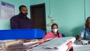 ಫೇಸ್‌ಬುಕ್ ಲೈವ್‌ನಲ್ಲಿ ಸಮಸ್ಯೆ ಹೇಳಿಕೊಂಡವನ ಡ್ರೈವಿಂಗ್ ಲೈಸೆನ್ಸ್ ಅಮಾನತುಗೊಳಿಸಿದ ಆರ್‌ಟಿಓ
