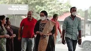 ಹೊಸ ಎಂಜಿ ಹೆಕ್ಟರ್ ಪ್ಲಸ್ ಎಸ್‍ಯುವಿ ಖರೀದಿಸಿದ ಸ್ಟಾರ್ ನಟನ ಅಮ್ಮ