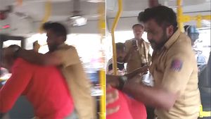 ಮಧ್ಯದ ಬೆರಳು ತೋರಿಸಿದ ಆರೋಪ...ಪತ್ನಿಯ ಎದುರೇ ಬೈಕ್ ಸವಾರನಿಗೆ ಹಿಗ್ಗಾಮುಗ್ಗಾ ಥಳಿಸಿದ ಬಿಎಂಟಿಸಿ ಚಾಲಕ
