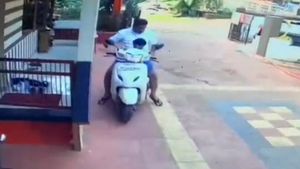 ವಿಡಿಯೋ: ಹೋಂಡಾ ಆಕ್ಟಿವಾದಲ್ಲಿ ಮಗು ಮಾಡಿದ ಸಣ್ಣ ಎಡವಟ್ಟು.. ಮುಂದೇನಾಯ್ತು?