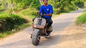 ನೆಟ್ಟಿಗರ ಮನಗೆದ್ದ ಮಾಡಿಫೈ ಚೇತಕ್ ಸ್ಕೂಟರ್: ಇದರಲ್ಲಿದೆ ಕಾರಿನ ಸ್ಟೀರಿಂಗ್ ವ್ಹೀಲ್, ಬೆಂಕಿ ಉಗುಳುವ ಎಕ್ಸಾಸ್ಟ್