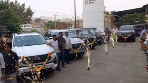 ಒಂದೇ ದಿನ 10 ಇನ್ನೋವಾ ಹೈಕ್ರಾಸ್ MPV ಗಳನ್ನು ಗ್ರಾಹಕರಿಗೆ ವಿತರಿಸಿದ ಡೀಲರ್‌