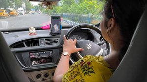Woman Cab Driver: ಅಪ್ಪನ ಸಾವು... ಕುಟುಂಬವನ್ನು ಸಾಕಲು ಕ್ಯಾಬ್ ಡ್ರೈವರ್ ಆದ ಯುವತಿ...ಆದ್ರೆ