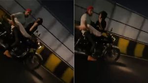 Video: ಮಧ್ಯರಾತ್ರಿಲಿ.. ಸಿಟಿ ರೋಡಲಿ.. ಚಲಿಸುವ ಬುಲೆಟ್ ಬೈಕ್ ಆಯ್ತು ಬೆಡ್‌ರೂಮ್, ಹಾಟ್ ರೋಮ್ಯಾನ್ಸ್!