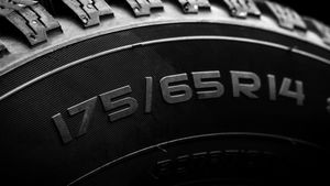 ಟೈರ್ ಮೇಲಿನ ಪ್ರತಿ ಅಕ್ಷರಕ್ಕಿದೆ ನಿಗೂಢ ಅರ್ಥ... ವಾಹನ ಮಾಲೀಕರೇ ಕಂಡಿತ ನಿಮಗೂ ತಿಳಿದಿರಲಿ