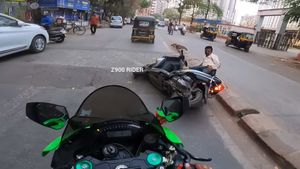 ನಿಂಜಾ ಸೂಪರ್‌ ಬೈಕ್‌ಗೆ ಟಕ್ಕರ್‌: ಯಮನ ಬಾಗಿಲು ತಟ್ಟಿ ವಾಪಸ್‌ ಬಂದ ಸ್ಕೂಟರ್‌ ರೈಡರ್