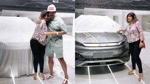 ಪತ್ನಿಗೆ ಚೀನಾ ಕಂಪನಿಯ ಎಲೆಕ್ಟ್ರಿಕ್ ಕಾರು ಗಿಫ್ಟ್ ನೀಡಿ ಪರಿಸರ ಪ್ರೇಮ ಮೆರೆದ ಅಕುಲ್ ಬಾಲಾಜಿ